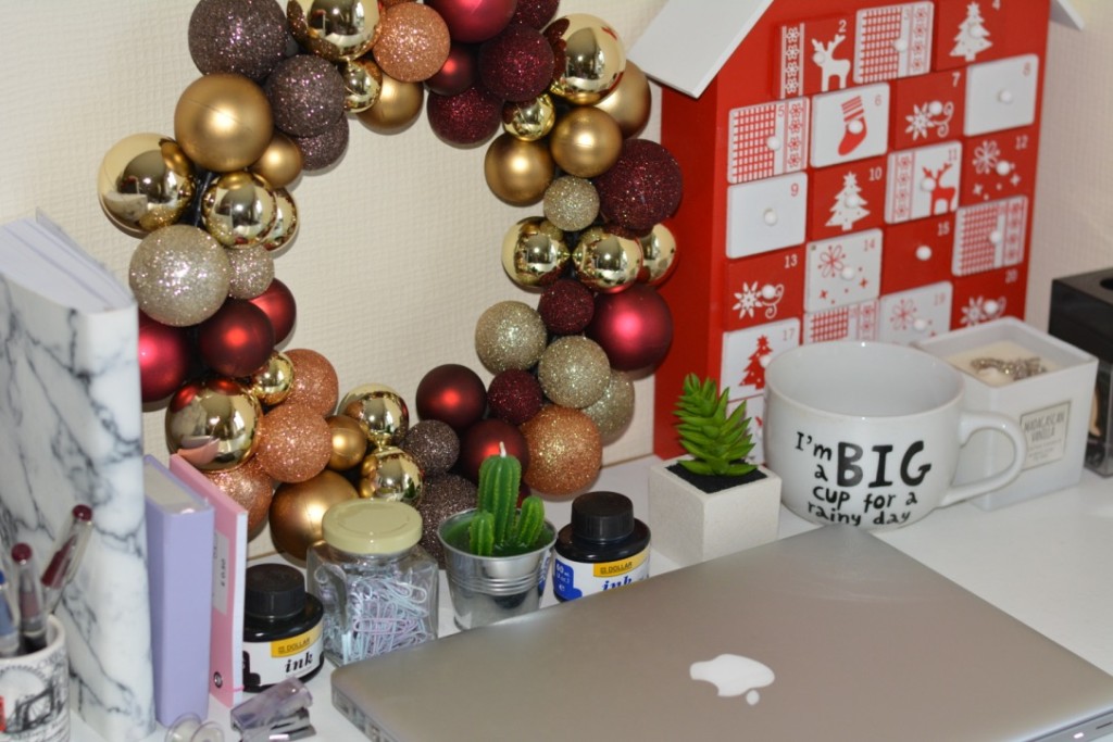 debenhams-christmas-decorations-how-to-decorate-your-workplace-2