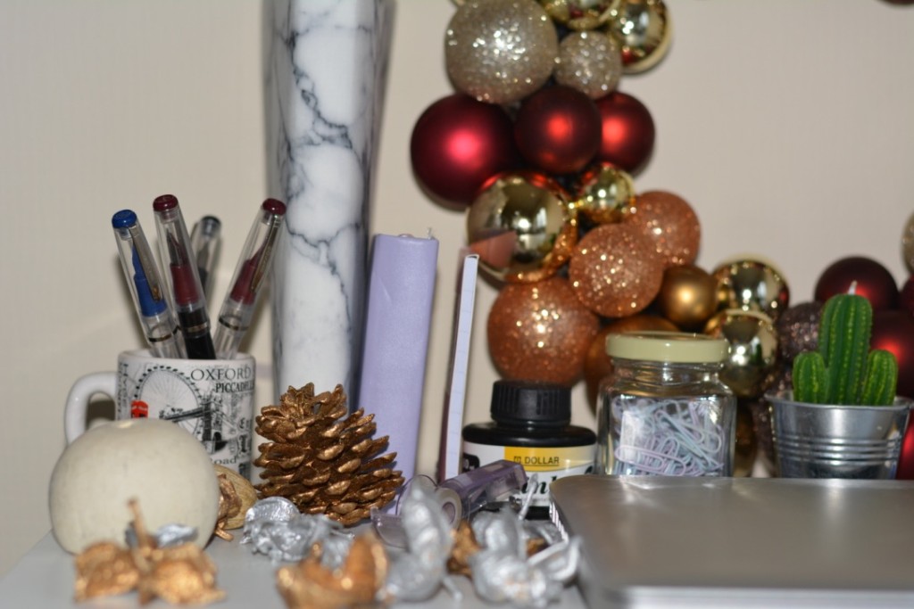 debenhams-christmas-decorations-how-to-decorate-your-workplace-5