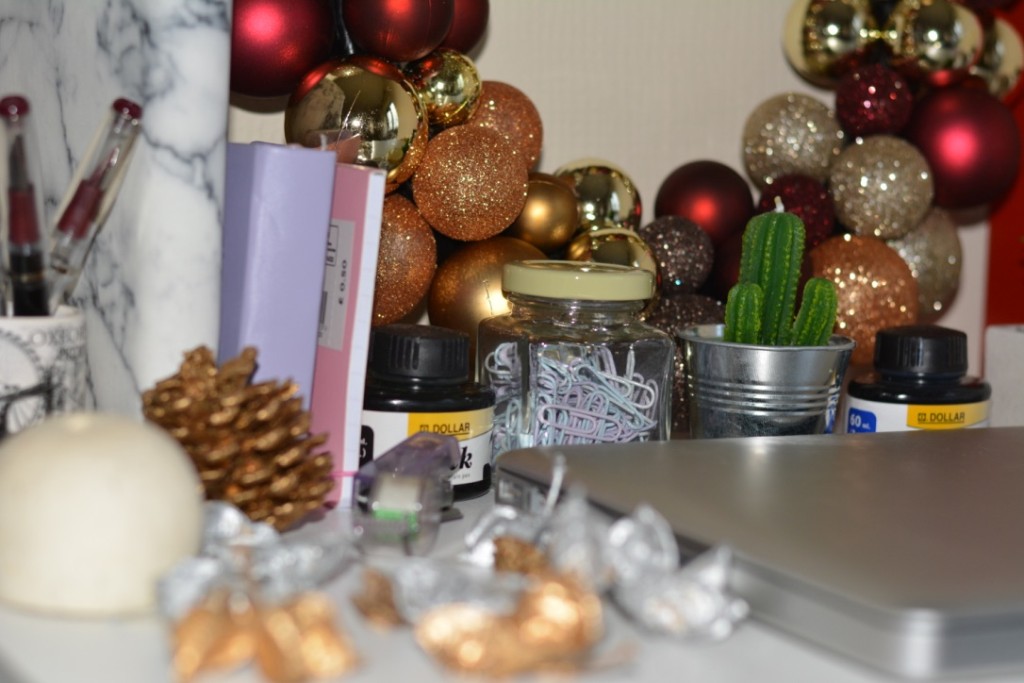 debenhams-christmas-decorations-how-to-decorate-your-workplace-6